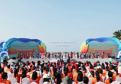 Torch relay in Sanya showcases natural splendor, ethnic unity