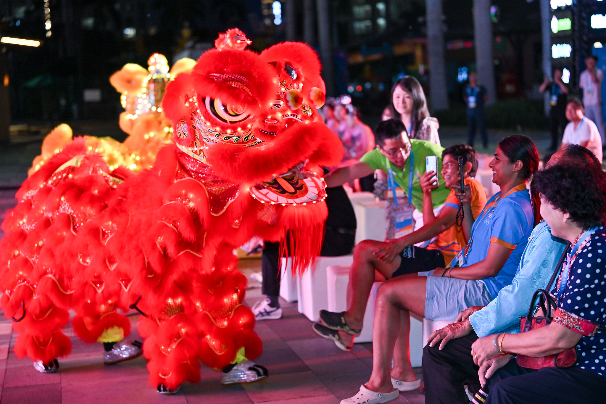 Lion dance wows foreign athletes