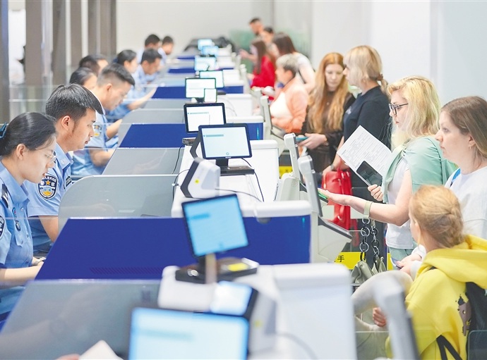 Cross-border traffic grows in Sanya in wake of special customs operations