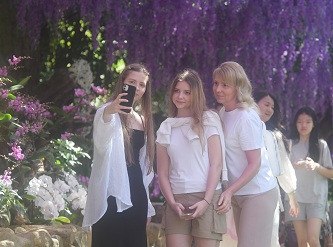 Tourists savor spring blooms at Sanya city's scenic spots