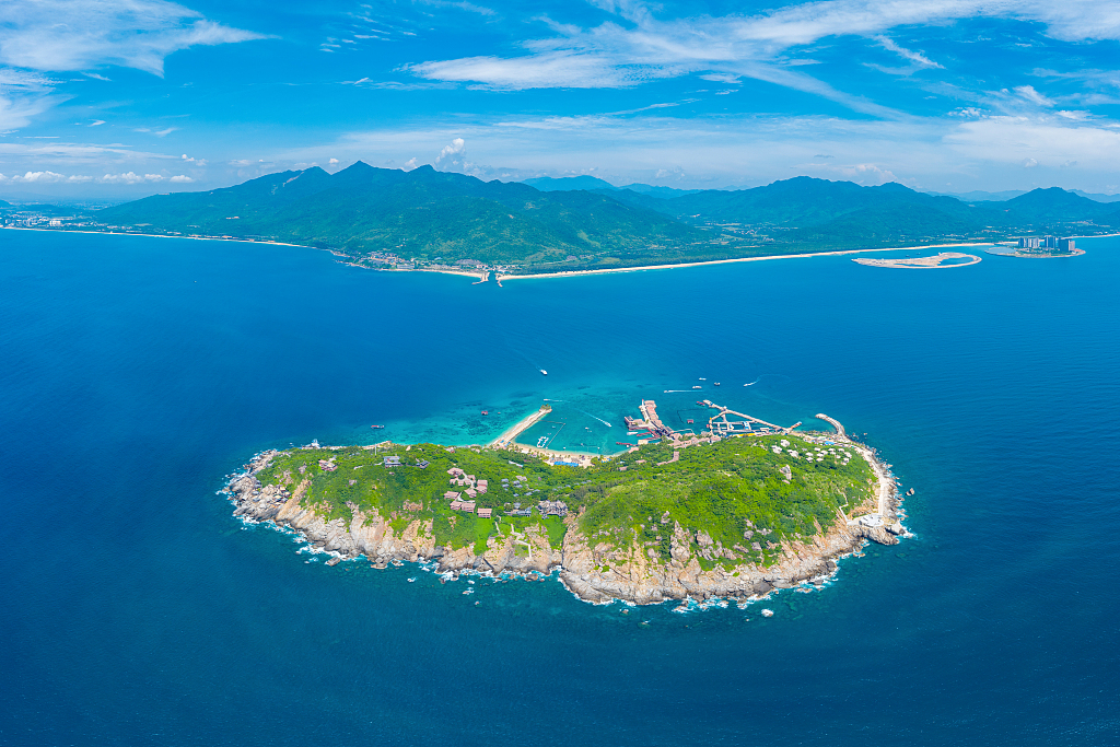 An eyeful of boundless beauty: Boundary Island in Lingshui county, Hainan.&ensp;[Photo/VCG]