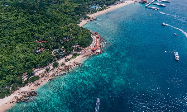 An aerial view off the coast of Wuzhizhou Island, Sanya. [Photo/VCG]