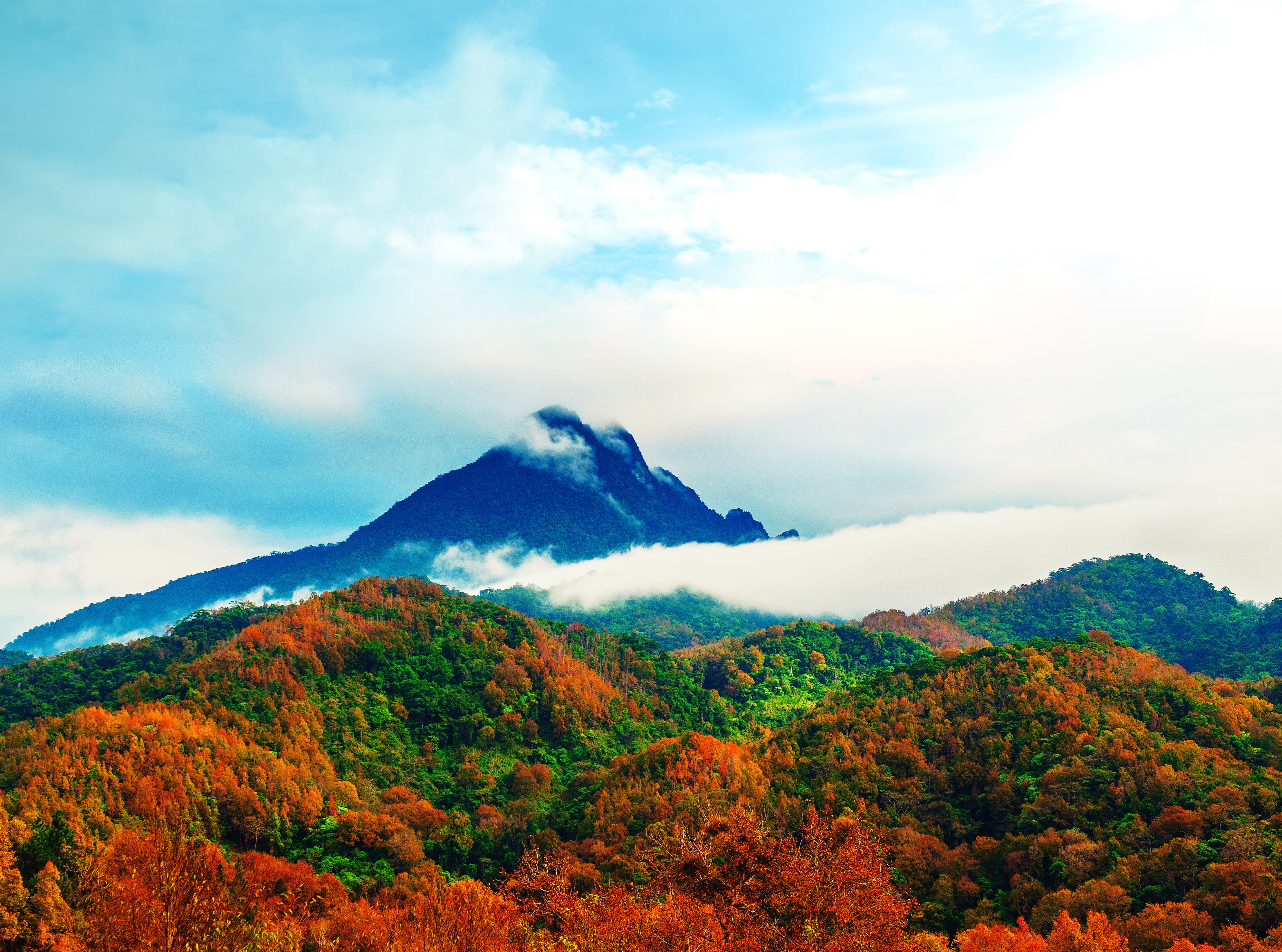 A supreme view of Wuzhi Mountain, one of Hainan's most iconic landmarks. [Photo provided to en.hainan.gov.cn]